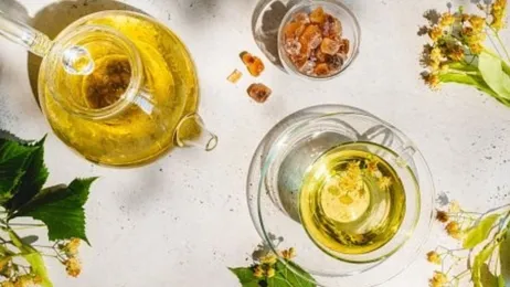 Rumianek nie tylko na sen. 5 ziół w herbatkach, które wspierają zdrowie dziecka i dorosłego