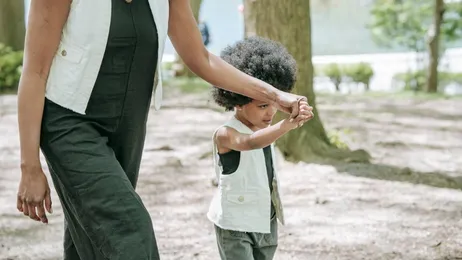 Jak podziękować mamie za opiekę nad dziećmi? Sprawdź!