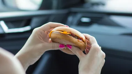 Jak unikać fast foodów w trasie i nie głodować na autostradzie? To warto zabrać w podróż
