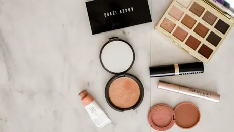 Naturalny look na co dzień: Jak minimalistyczny makijaż i kosmetyki mineralne wspierają zdrowie skóry?