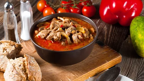 Jesienne smaki - przepis na gulasz z grzybów leśnych!