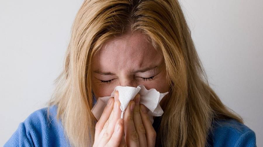 Kobieta ma katar. Witamina C na przeziębienie i grypę | iZielnik.pl