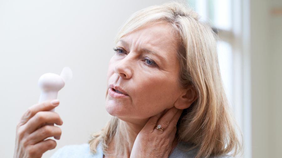 Uderzenia gorąca u dojrzałej kobiety, to objawy menopauzy | iZielnik.pl