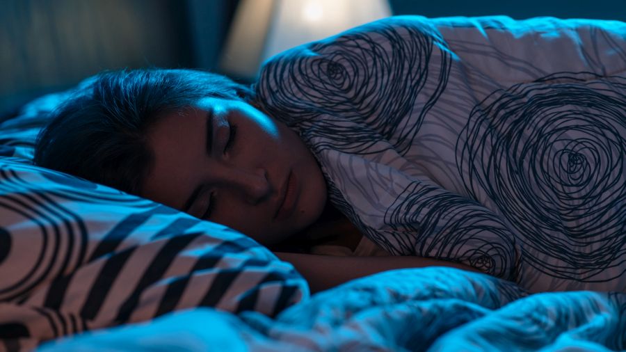 Młoda kobieta śpi. Jakie suplementy na sen będą najlepsze? | iZielnik.pl