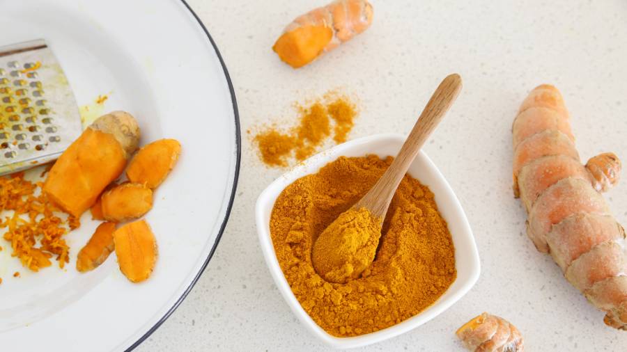 Kurkuma na stawy - jak działa i jak ją stosować? | iZielnik.pl