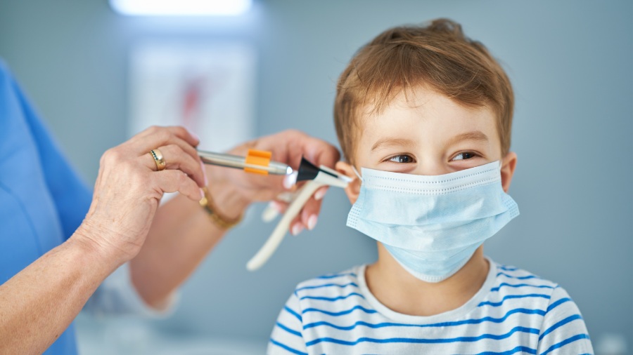 Czyszczenie uszu dziecka u laryngologa | iZielnik.pl