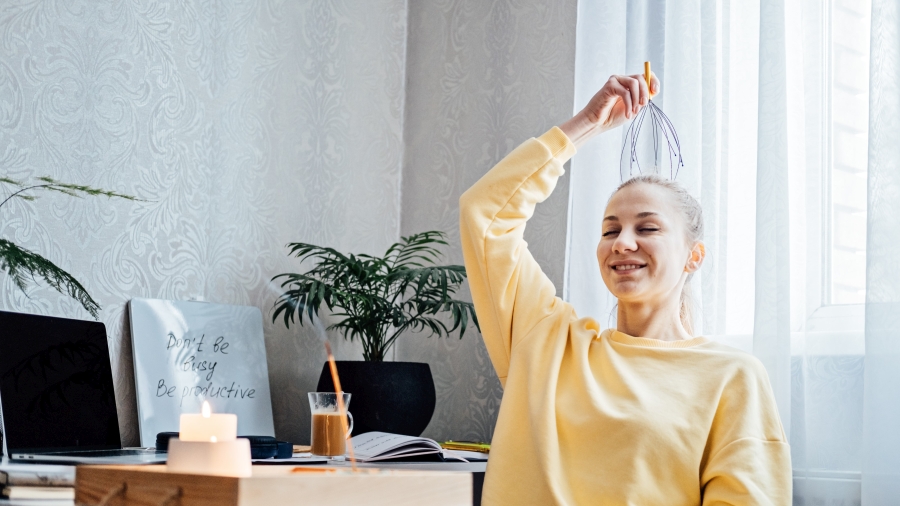 Masaż skóry głowy - jak go prawidłowo wykonać i jakie daje efekty? | iZielnik.pl