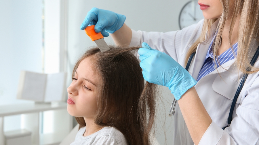 Sprawdzanie głowy - wszawica