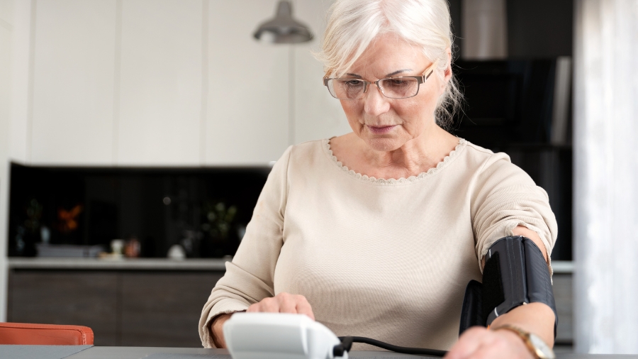 Mierzenie ciśnienia przez seniorkę