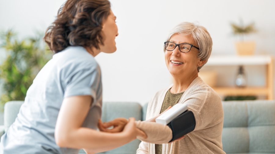 Mierzenie ciśnienia u osoby starszej